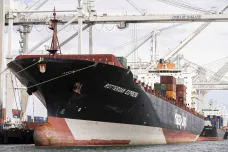 Kvůli úniku ropy u Kalifornie se vyšetřovatelé zajímají o manévry nákladní lodi Rotterdam Express