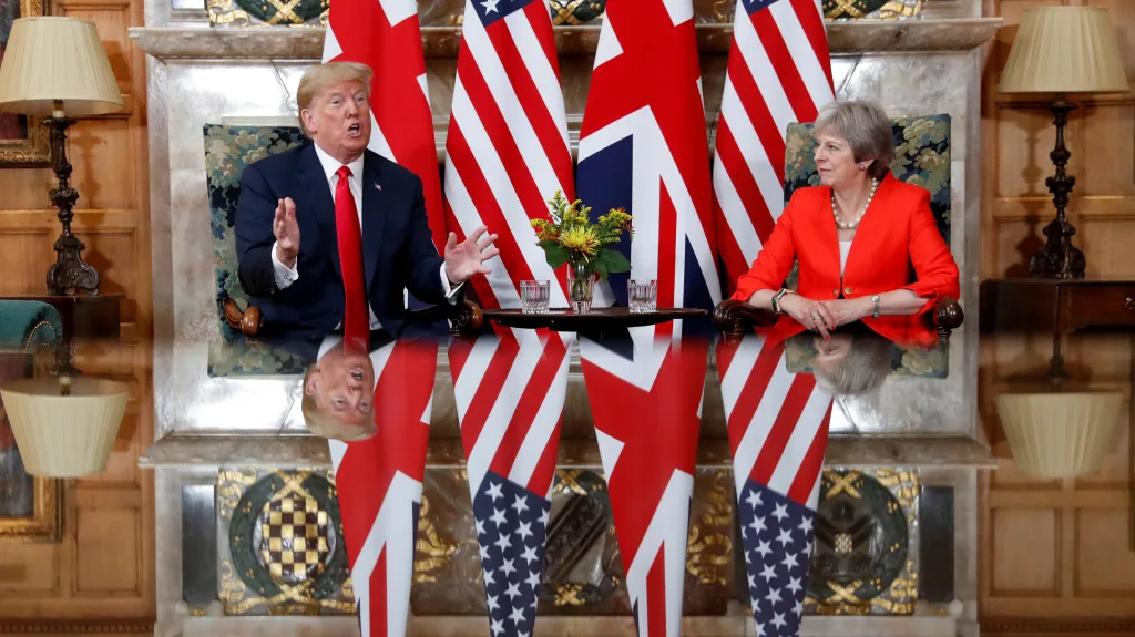 Donald Trump při jednání s Theresou Mayovou