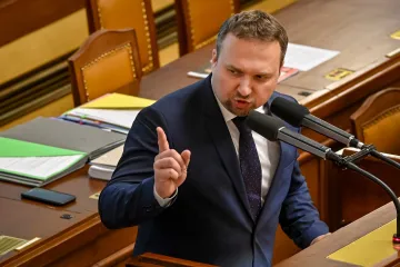 Snižovat teplo ve školách a sociálních zařízeních nebude třeba, řekl ve sněmovně Jurečka