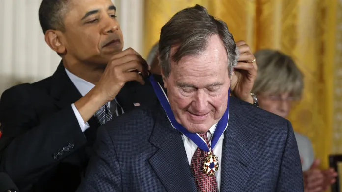 Barack Obama udělil Georgi Bushovi v roce 2011 Prezidentskou medaili svobody