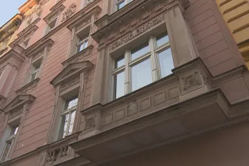 Synovi rozbili hlavu, sledovali nás ze tří bytů, vzpomíná disidentka na StB