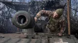 Ukrajinský výsadkář připravuje houfnici k palbě