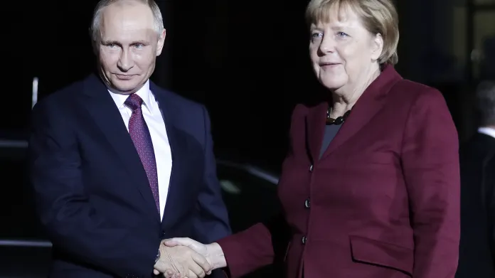 Vladimir Putin a Angela Merkelová před schůzkou v Berlíně