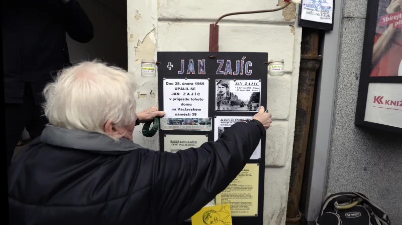 Dočasná pamětní deska připomíná Jana Zajíce