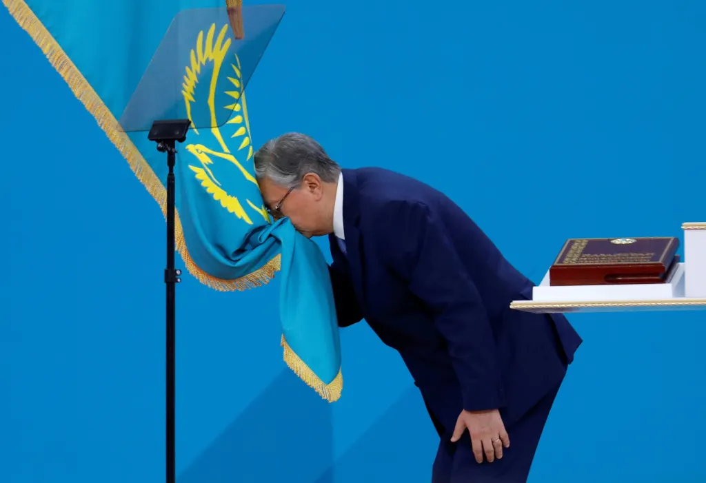 Prezident Kazachstánu Kasym-Žomart Tokajev políbil státní vlajku během inauguračního ceremoniálu v Nur-Sultanu