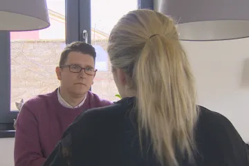 Žena chce podat trestní oznámení na nemocnici. Její muž sdílel pokoj s nakaženým koronavirem