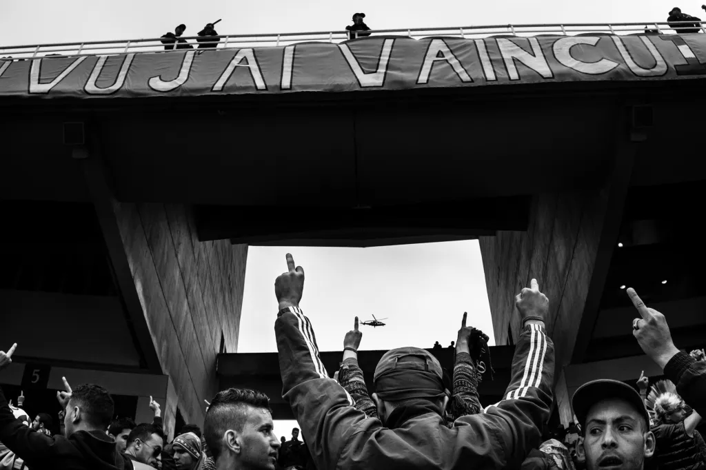 Je to příběh lidí, kteří se snaží zpochybnit autority a inspirovat zbytek populace, aby se připojil k jejich protestům, a vytvořit tak největší protestní hnutí v Alžírsku za posledních deset let