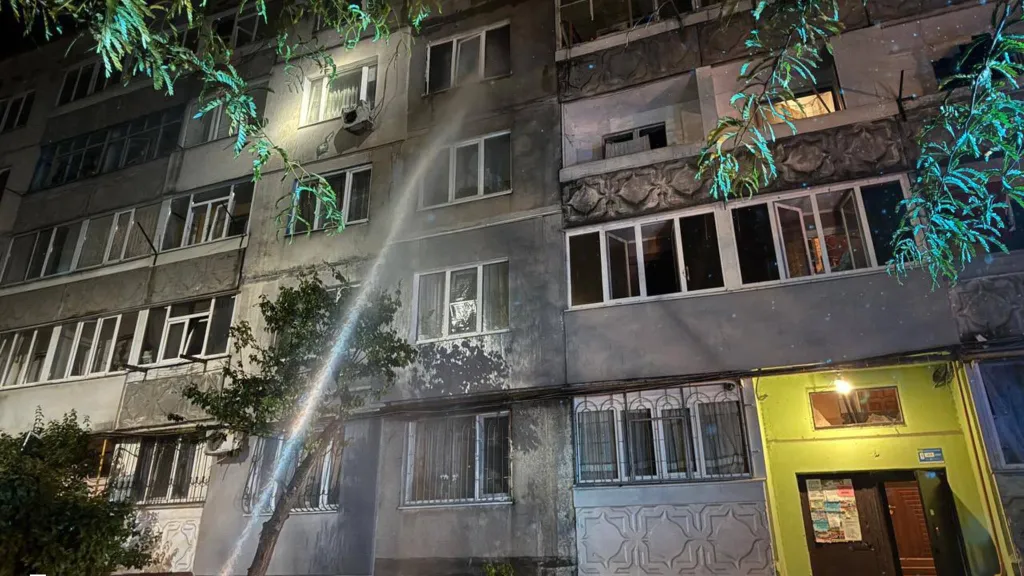 Hasiči zasahují v Pavlohradu po ruském útoku (4. 6. 2026)