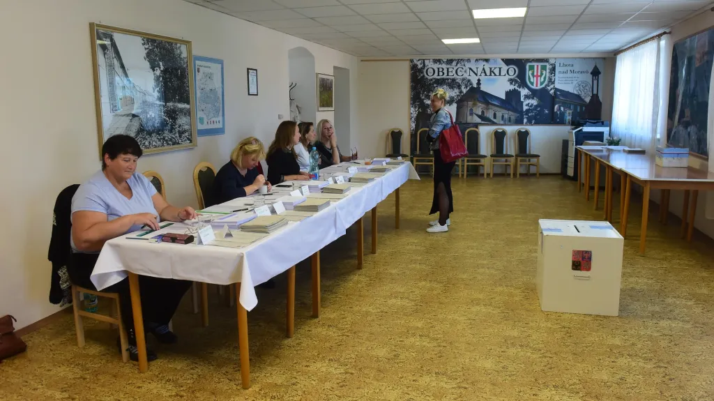 Volební místnost v obci Náklo, kde se uskutečnilo také referendum