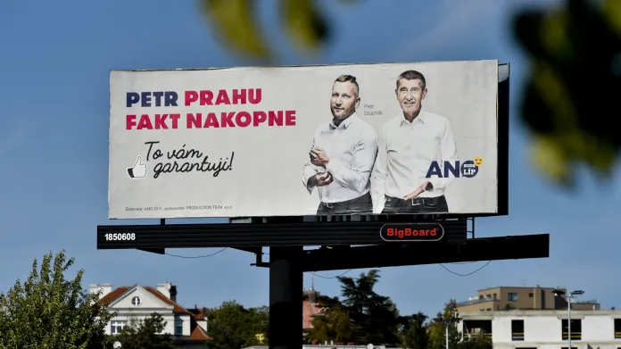 Předvolební billboard ANO s předsedou Andrejem Babišem a kandidátem na primátora Petrem Stuchlíkem