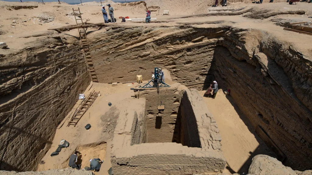 Hrobka majitele největšího mumifikačního depozitu objevena českou archeologickou misí v Abúsíru