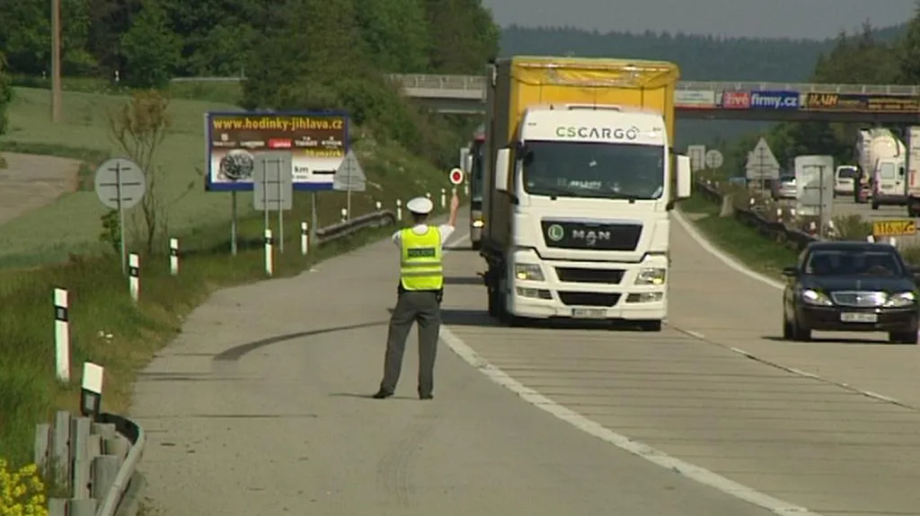 Policie zastavuje kamion