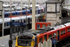 Británie chce znovu sjednotit železniční síť pod kontrolu státu