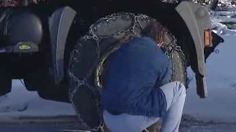 Nasazování řetězů na kamion