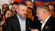 Nově zvolený prezident Peter Pellegrini si podává ruku se slovenským premiérem Robertem Ficem