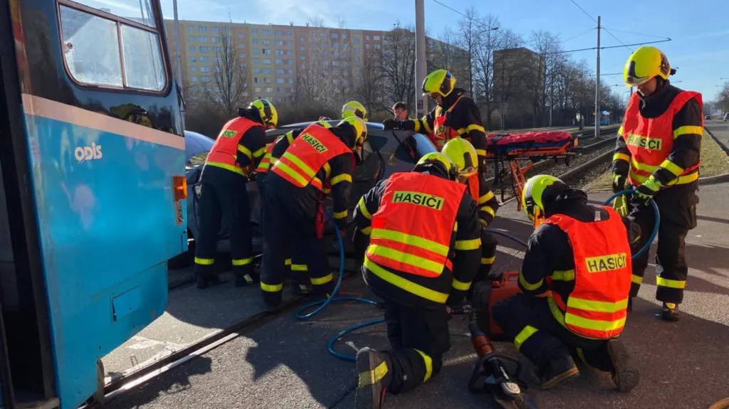 Hasiči zasahují u nehody auta a tramvaje v Ostravě