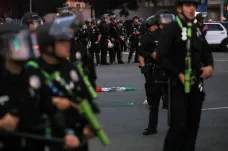 Policie v L. A. hromadně zatýká kvůli porušování zákazu vycházení