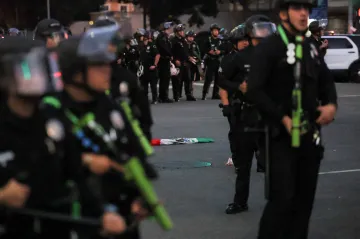 Policie v L. A. hromadně zatýká kvůli porušování zákazu vycházení