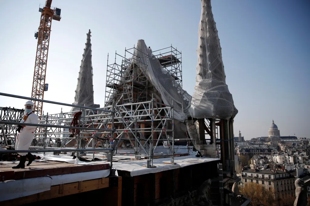 Francouzský prezident Emmanuel Macron, starosta Paříže Anne Hidalgo a generál francouzské armády Jean-Louis Georgelin navštívíli katedrálu Notre-Dame, která byla poškozena ničivým požárem před dvěma lety