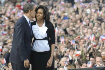 Obama: Přivedl jsem Michelle do Prahy. Tleskaly mu tisíce lidí