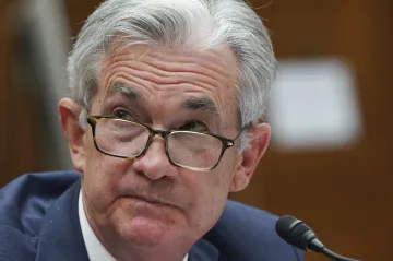 Fed prodloužil bankám omezení výplaty dividend a odkupu akcií