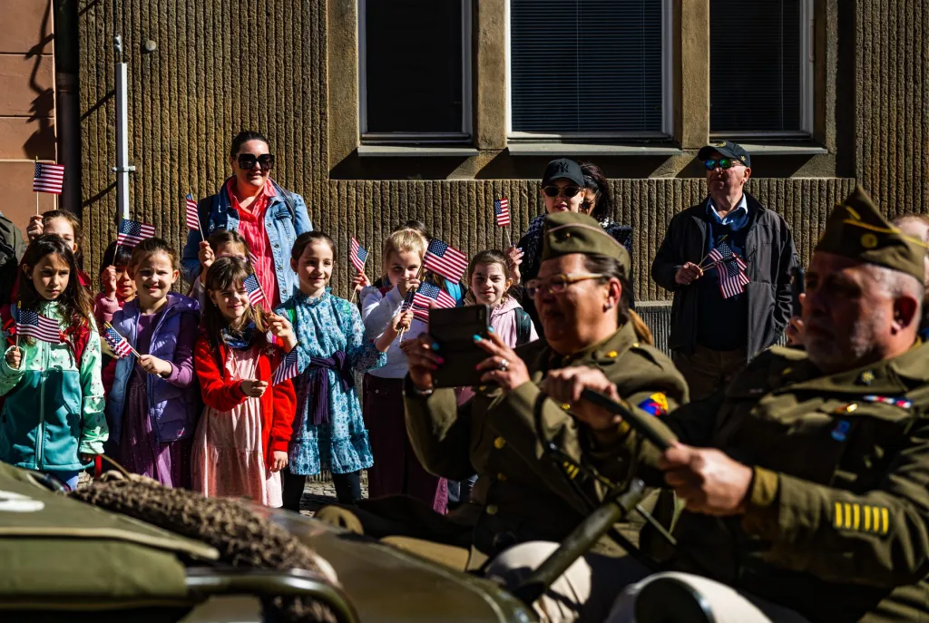 Ukázky vozidel doprovodilo hudební vystoupení ústřední hudby české armády, zazněla také česká a americká hymna