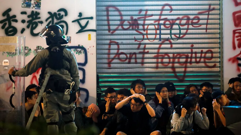 Demonstranti zadržení při novoročním protestu v Hongkongu