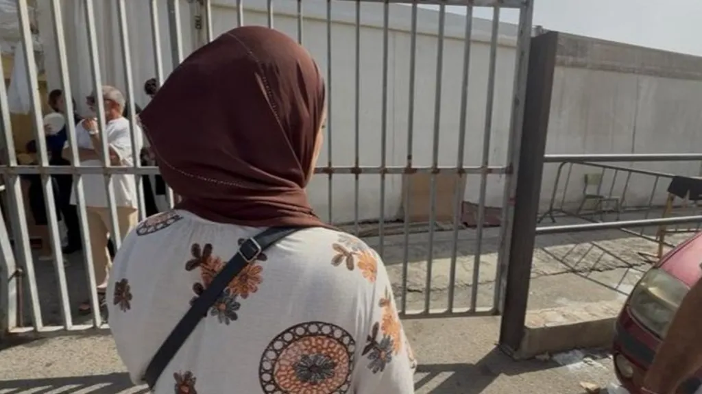 Marocká migrantka před táborem zřízeným pro ubytování žen v jedné z čtvrtí města Ceuta