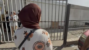 Marocká migrantka před táborem zřízeným pro ubytování žen v jedné z čtvrtí města Ceuta