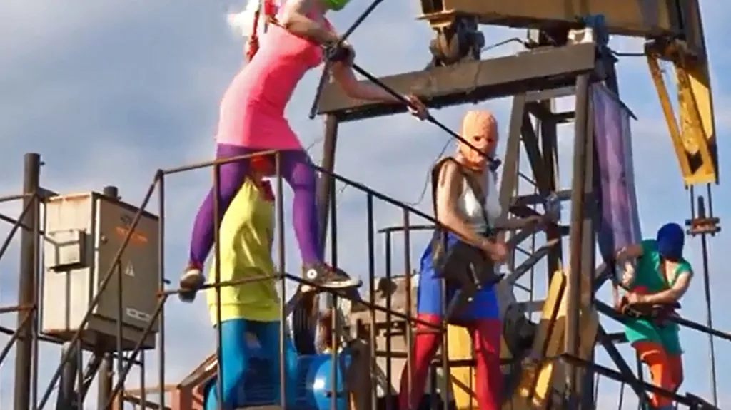 Pussy Riot v klipu "Jako v rudém vězení"