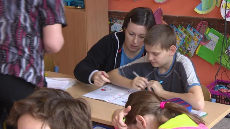Žák s asistentkou na škole ve Žluticích