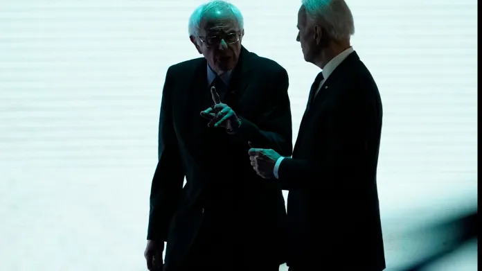Bernie Sanders a Joe Biden v Manchesteru v New Hampshire