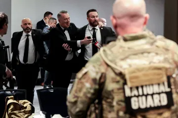 Ozvaly se záhadné rány a nastal chaos, popsali reportéři útok na galavečer