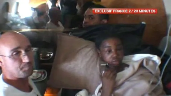 Dívka, která jako jediná přežila pád letadla jemenské společnosti u Komorských ostrovů.