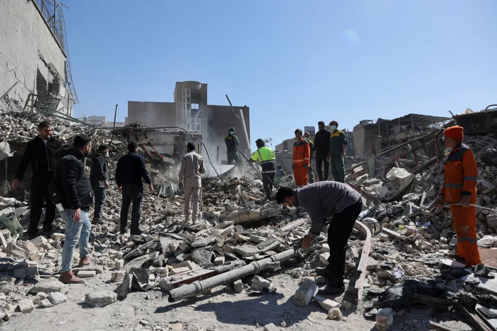 Trosky policejní stanice v Teheránu