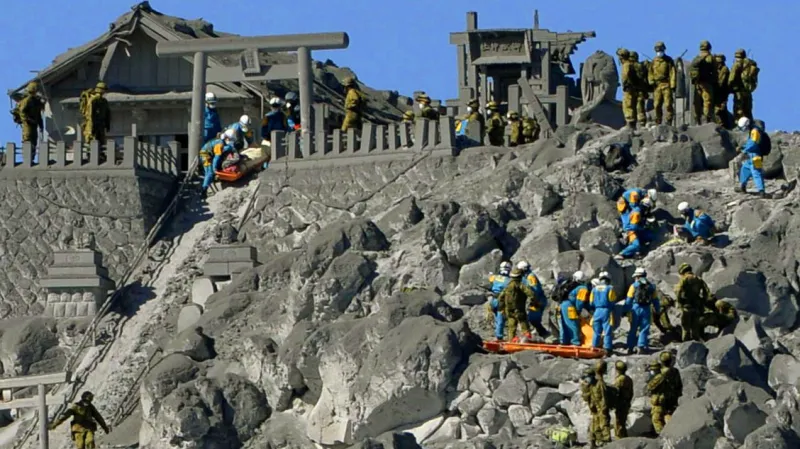 Pátrání po obětech výbuchu sopky Ontake