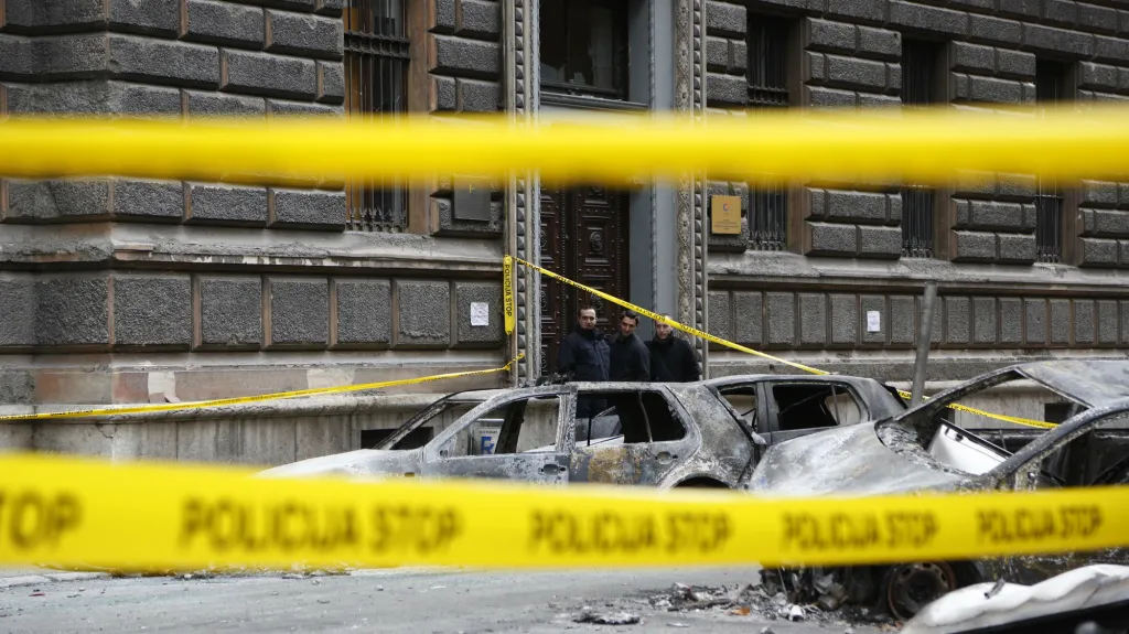 Zničená auta před vládními budovami v Sarajevu