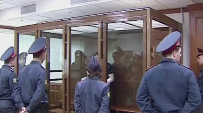 Nikita Tichonov a Jevgenija Chasisová před soudem
