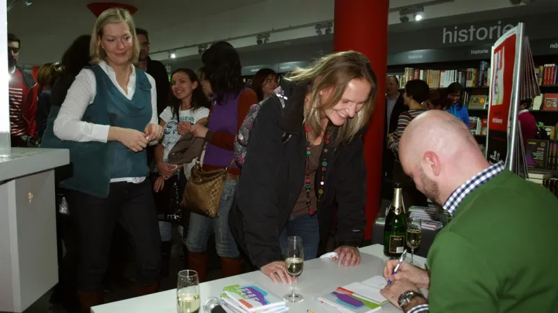 Lukáš Ondřej podepisuje knihu Lemra v láhvi