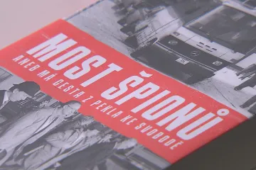 Přešel na Západ, nyní o tom vydává knihu. Autor popisuje svou cestu přes most špionů