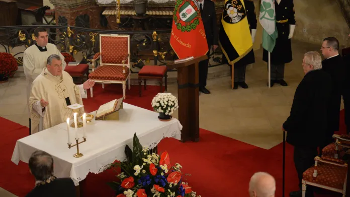 Kardinál Dominik Duka sloužil v Lánech bohoslužbu „za vlast“ za přítomnosti prezidenta Miloše Zemana (20. 11. 2015)