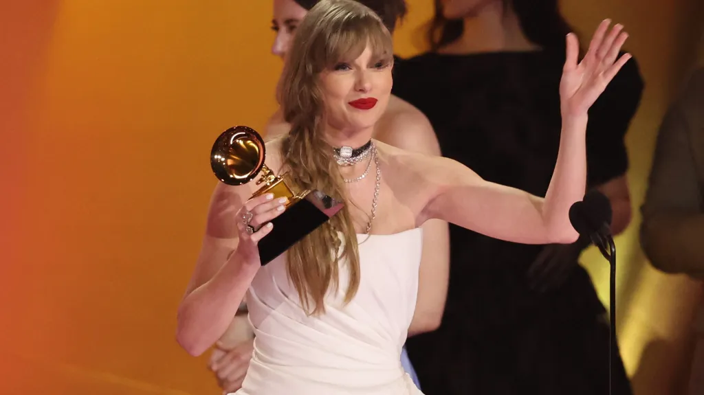 Taylor Swiftová s cenou Grammy za nejlepší album