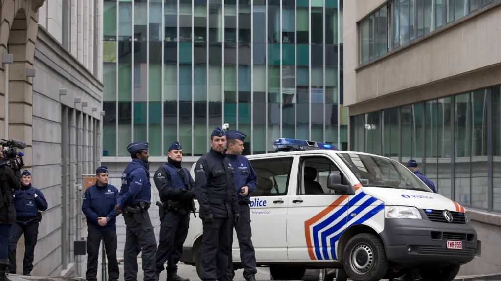 Hlídky před policejní ústřednou v Bruselu