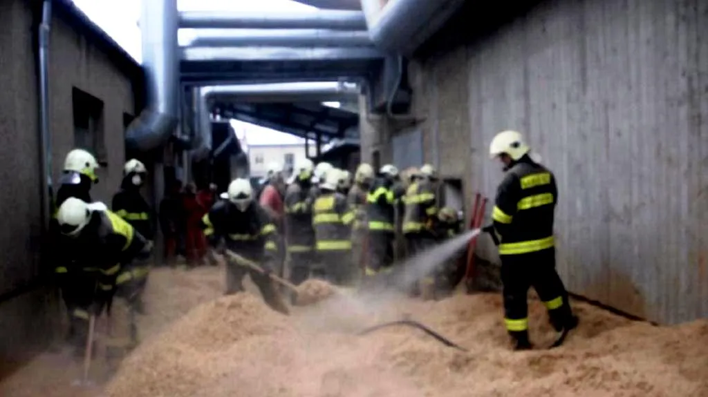 Hasiči zachraňovali muže z hromady pilin