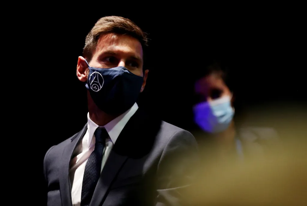 Argentinská hvězda podepsala kontrakt v Paříži. Na sobě má roušku s logem tamního klubu PSG