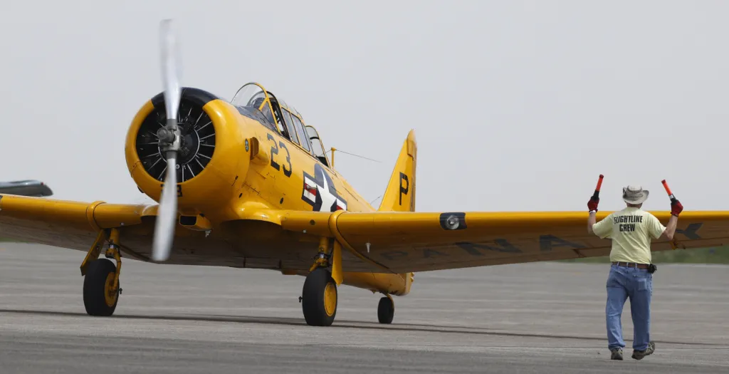 Piloti z Colorada věnují prostředky z letecké exhibice na podporu státu Colorado v souvislosti s bojem proti nemoci Covid-19