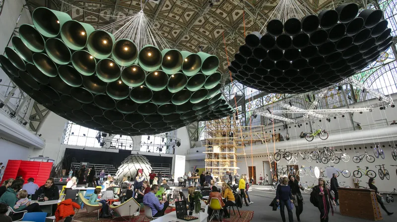 Střední hala Průmyslového paláce a výstava Designérie - zážitková krajina s desítkami interaktivních instalací. V popředí lustry Slunečnice Maxima Velčovského.