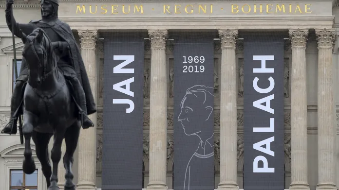 Národní muzeum v Praze 16. ledna 2019 připomnělo 50. výročí upálení Jana Palacha vyvěšením černých vlajek s jeho podobiznou a jménem.