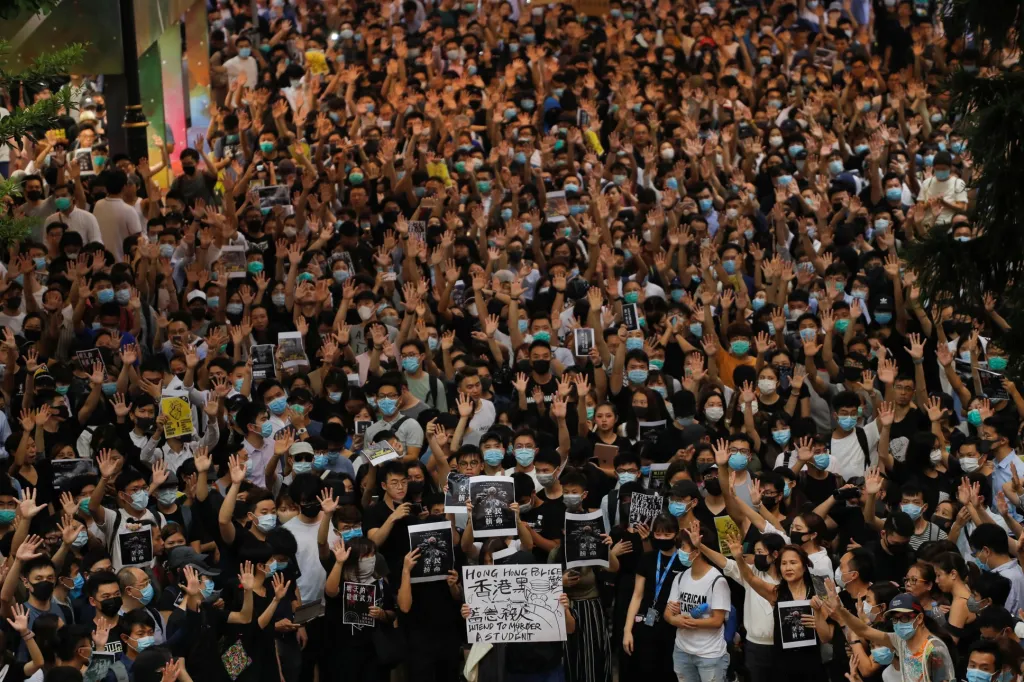 Protesty trvají v Hongkongu již čtyři měsíce. Dosud během nich ale nebylo použito ostré střelivo. Poprvé se tak stalo v úterý, v den oslav 70 let Komunistické strany Číny