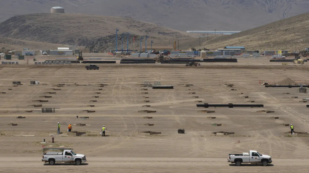 Tesla staví v nevadské poušti obří továrnu
